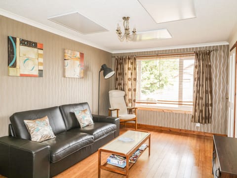 Cottage | Living area | TV