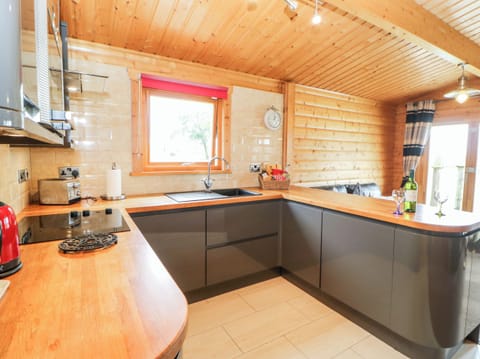 Cottage | Private kitchen | Dishwasher, electric kettle, toaster, highchair