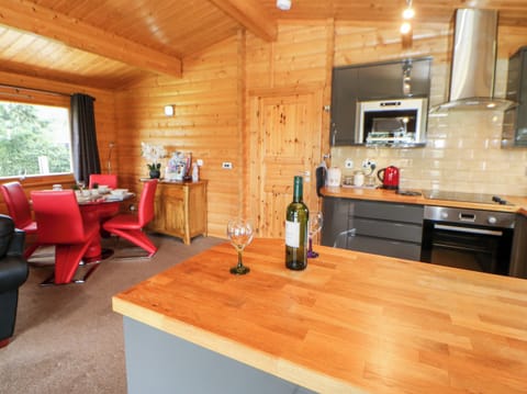 Cottage | Private kitchen | Dishwasher, electric kettle, toaster, highchair
