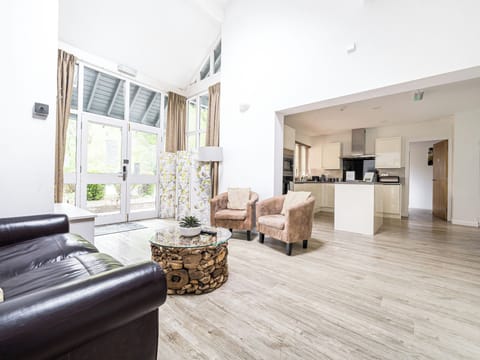 Cottage | Living area | TV