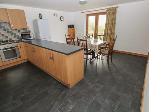 Cottage | Private kitchen | Fridge, dishwasher, highchair, cookware/dishes/utensils