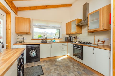 Cottage | Private kitchen | Microwave, stovetop, dishwasher, cookware/dishes/utensils