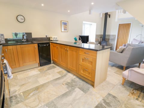 Cottage | Private kitchen | Dishwasher, highchair, cookware/dishes/utensils