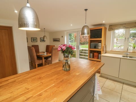 Cottage | Private kitchen | Microwave, stovetop, dishwasher, electric kettle