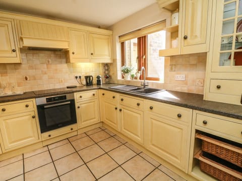 Cottage | Private kitchen | Microwave, stovetop, dishwasher, cookware/dishes/utensils