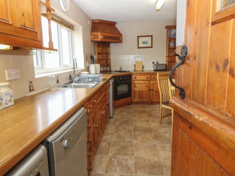 Cottage | Private kitchen | Fridge, microwave, stovetop, dishwasher