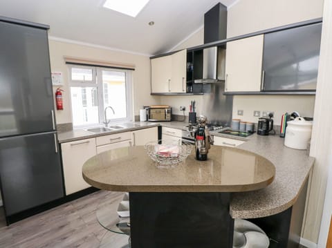 Cottage | Private kitchen | Microwave, stovetop, dishwasher, highchair