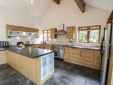 Cottage | Private kitchen | Stovetop, dishwasher, cookware/dishes/utensils