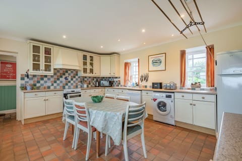 Cottage | Private kitchen | Fridge, dishwasher, highchair, cookware/dishes/utensils