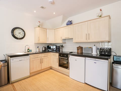 Cottage | Private kitchen | Dishwasher, highchair, cookware/dishes/utensils