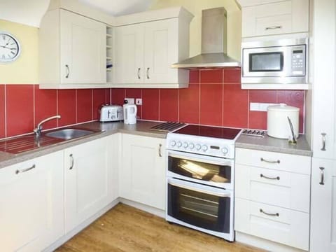 Cottage | Private kitchen | Microwave, stovetop, dishwasher, highchair