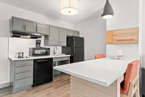 Studio Suite, 1 Queen Bed, Roll-in Shower (Mobility Accessible) | In-room safe, free WiFi, bed sheets