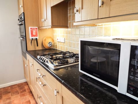 Cottage | Private kitchen | Fridge, microwave, stovetop, dishwasher