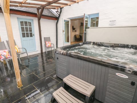 Cottage | Outdoor spa tub