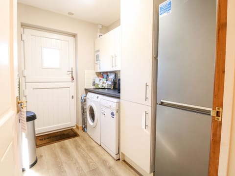 Cottage | Private kitchen | Dishwasher, highchair, cookware/dishes/utensils