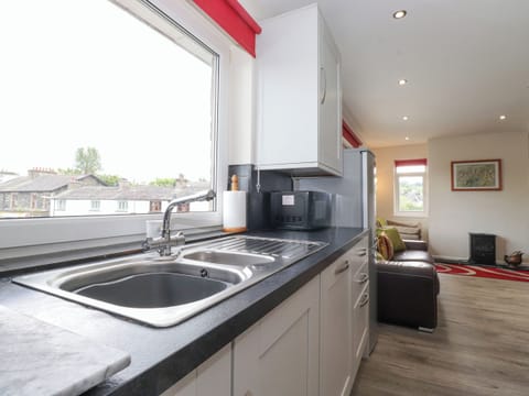 Cottage | Private kitchen | Microwave, stovetop, dishwasher, highchair