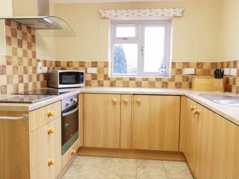 Cottage | Private kitchen | Dishwasher, highchair, cookware/dishes/utensils