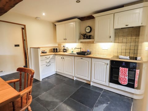 Cottage | Private kitchen | Microwave, stovetop, dishwasher, electric kettle