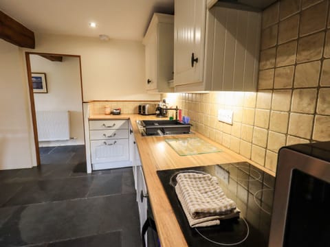 Cottage | Private kitchen | Microwave, stovetop, dishwasher, electric kettle
