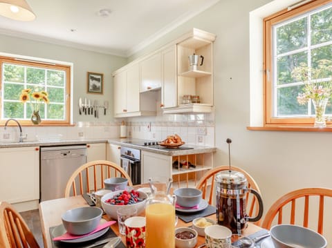 Cottage | Private kitchen | Dishwasher, cookware/dishes/utensils