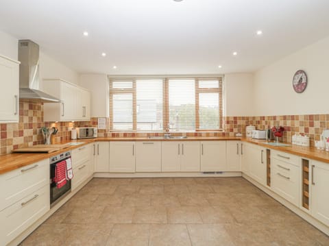 Cottage | Private kitchen | Fridge, microwave, stovetop, dishwasher