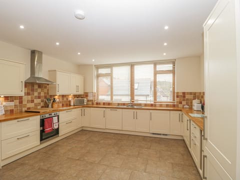 Cottage | Private kitchen | Fridge, microwave, stovetop, dishwasher