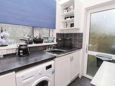 Cottage | Private kitchen | Microwave, stovetop, electric kettle, toaster