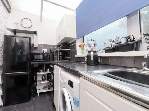 Cottage | Private kitchen | Microwave, stovetop, electric kettle, toaster