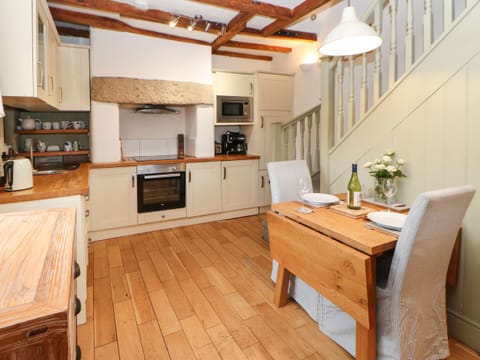 Cottage | Private kitchen | Fridge, stovetop, dishwasher, highchair