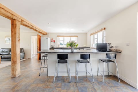 Cottage | Private kitchen | Dishwasher, cookware/dishes/utensils