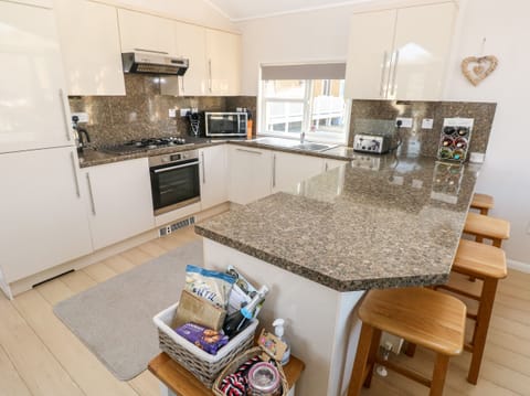 Cottage | Private kitchen | Fridge, microwave, stovetop, dishwasher