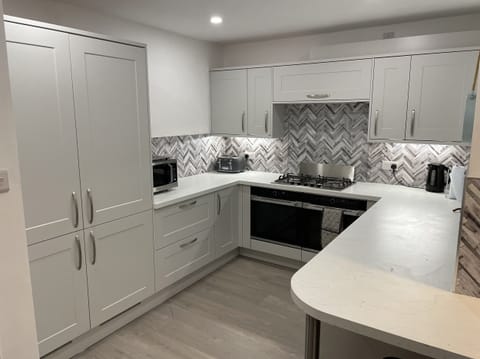 Cottage | Private kitchen | Dishwasher, highchair, cookware/dishes/utensils