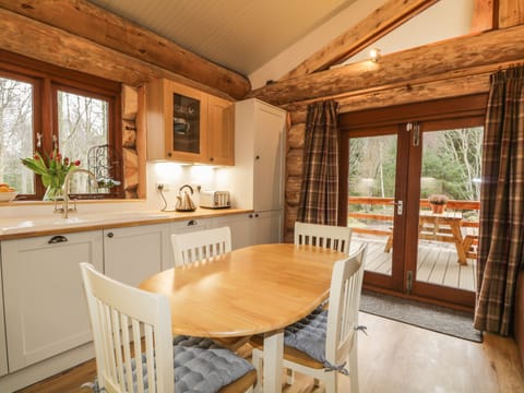 Cottage | Private kitchen | Dishwasher, highchair, cookware/dishes/utensils