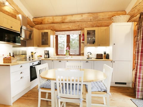 Cottage | Private kitchen | Dishwasher, highchair, cookware/dishes/utensils