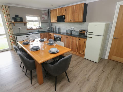 Cottage | Private kitchen | Fridge, dishwasher, highchair, cookware/dishes/utensils