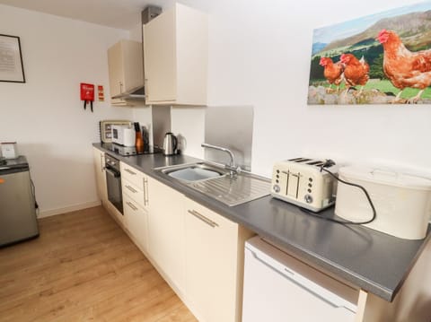 Cottage | Private kitchen | Dishwasher, highchair, cookware/dishes/utensils