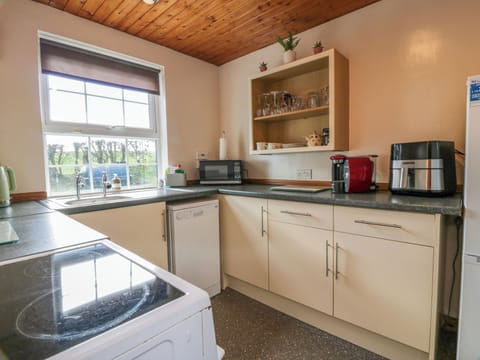 Cottage | Private kitchen | Stovetop, dishwasher, highchair, cookware/dishes/utensils
