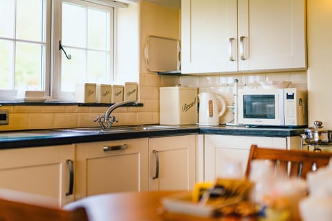 Cottage | Private kitchen | Fridge, dishwasher, cookware/dishes/utensils