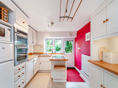 Cottage | Private kitchen | Dishwasher, cookware/dishes/utensils