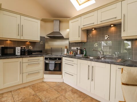 Cottage | Private kitchen | Fridge, dishwasher, toaster, highchair