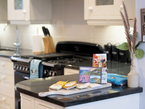 Cottage | Private kitchen | Fridge, microwave, stovetop, dishwasher