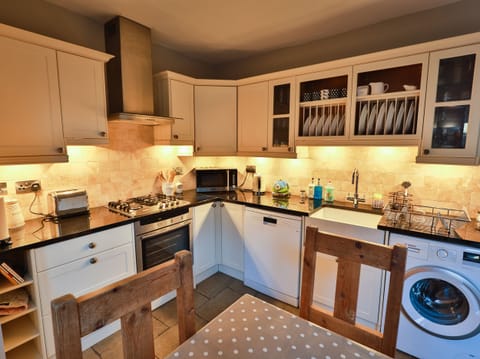 Cottage | Private kitchen | Fridge, microwave, stovetop, dishwasher