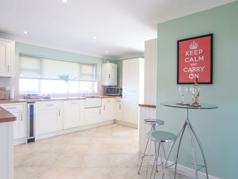 Cottage | Private kitchen | Dishwasher, highchair, cookware/dishes/utensils