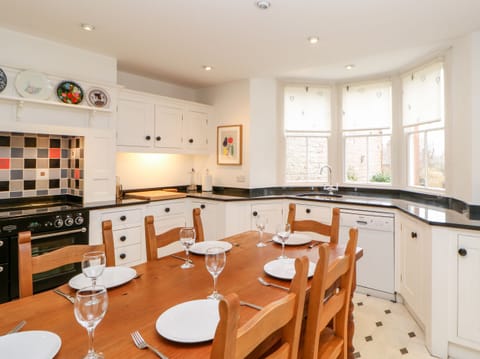 Cottage | Private kitchen | Fridge, microwave, stovetop, dishwasher