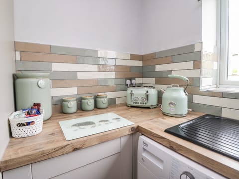 Cottage | Private kitchen | Stovetop, dishwasher, highchair, cookware/dishes/utensils