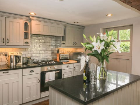 Cottage | Private kitchen | Dishwasher, cookware/dishes/utensils