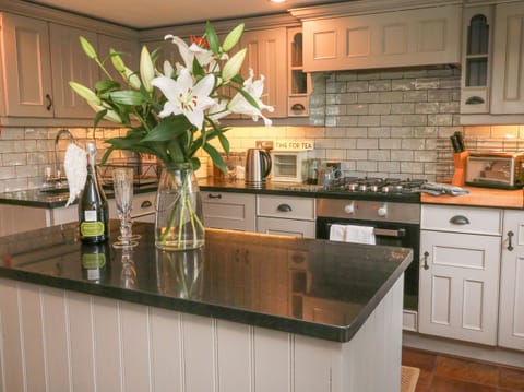 Cottage | Private kitchen | Dishwasher, cookware/dishes/utensils