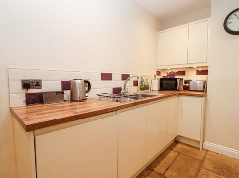 Cottage | Private kitchen | Fridge, microwave, dishwasher, highchair
