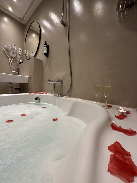 Superior Double Room, 1 Queen Bed, Bathtub | Bathroom | Hair dryer, towels