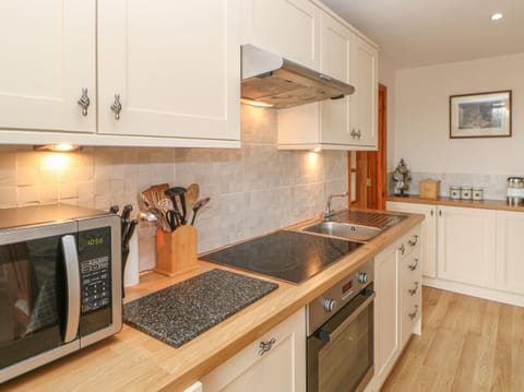 Cottage | Private kitchen | Fridge, dishwasher, cookware/dishes/utensils
